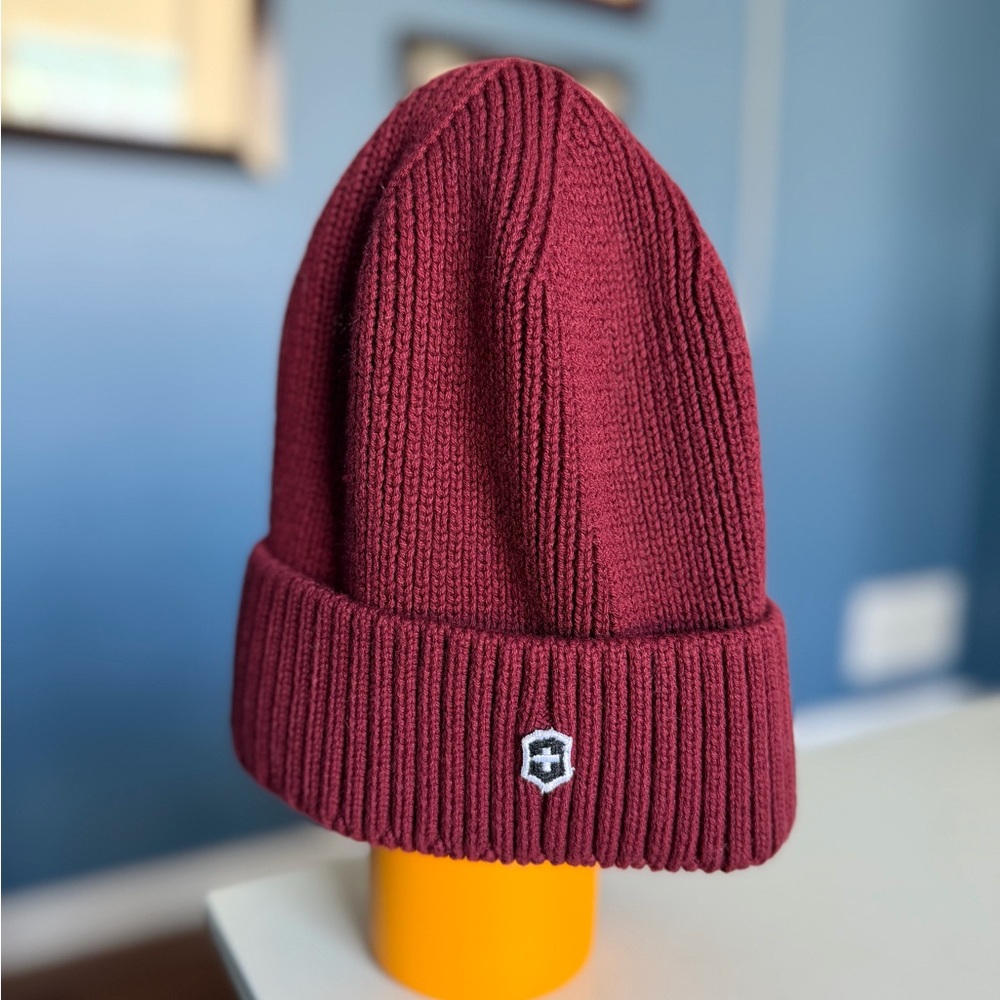 Victorinox Swiss Army Beanie, dark red